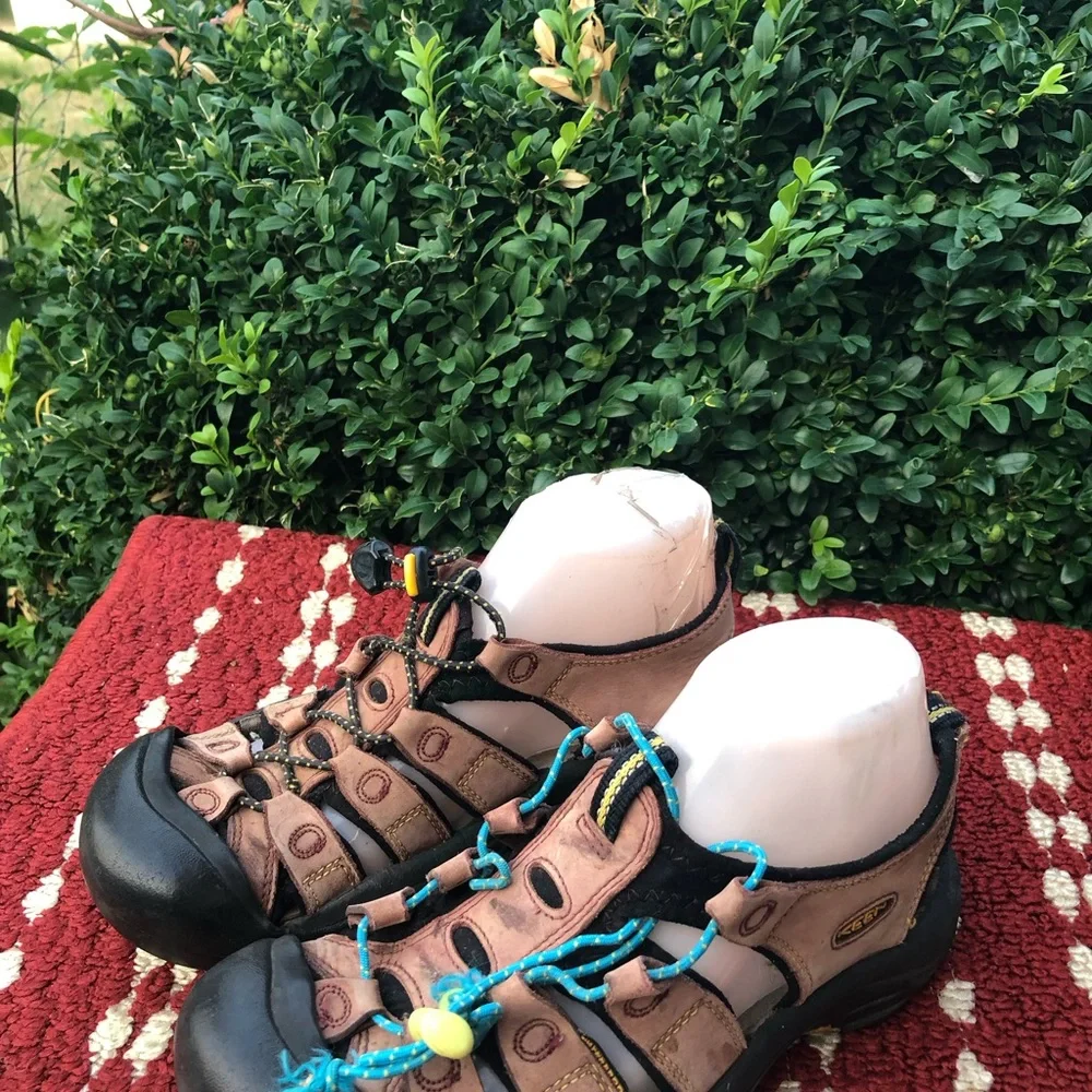 Keen Newport Men’s Brown Leather Sandals with Blue Lace Accents Size 7